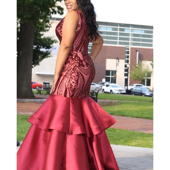 Selling my 2019 PROM DRESS - Picture 1 of 3